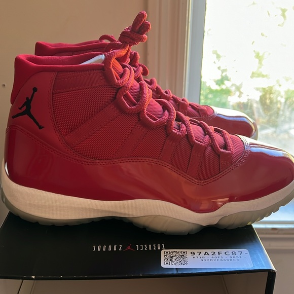Jordan 11 ‘Win like 96’ size 11 (Red/white) - Picture 3 of 7